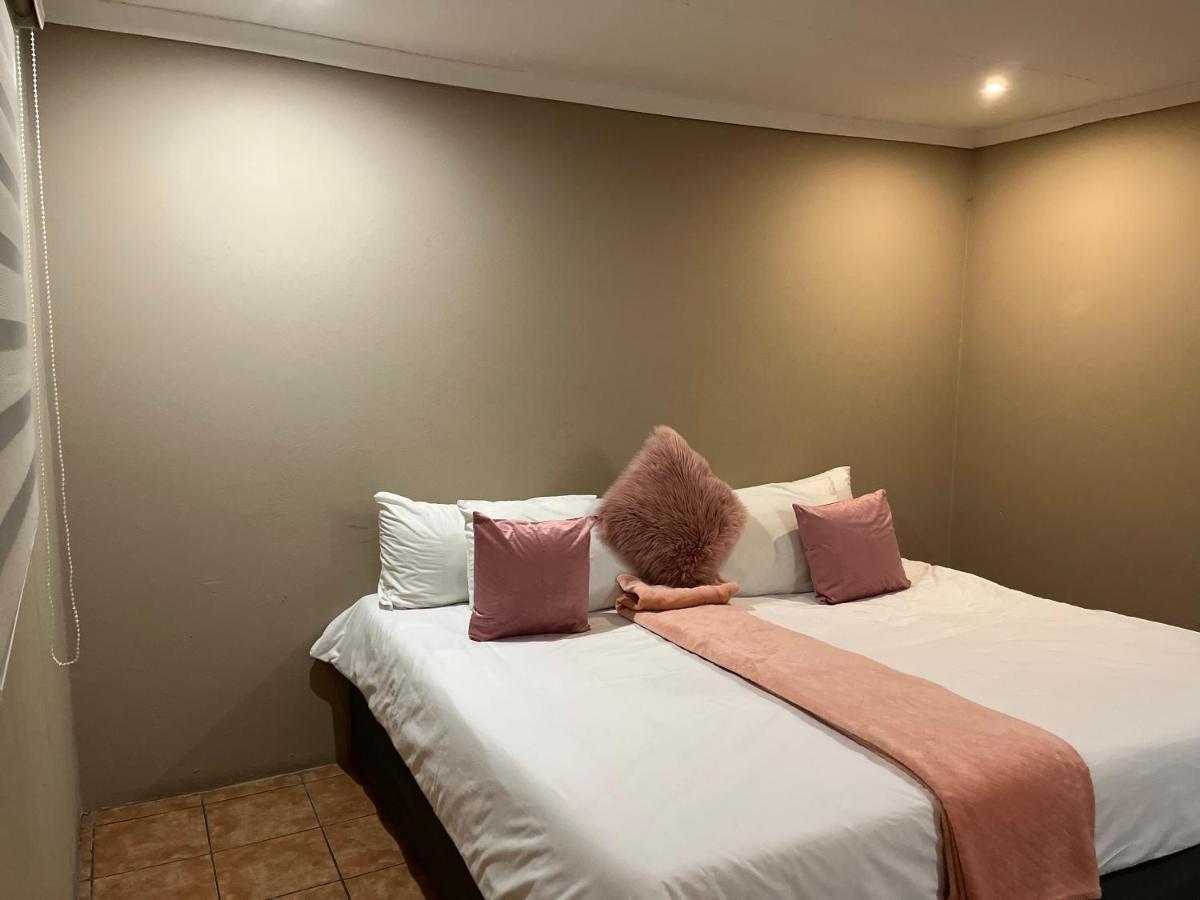 Mofolo Guest House Soweto Exterior foto